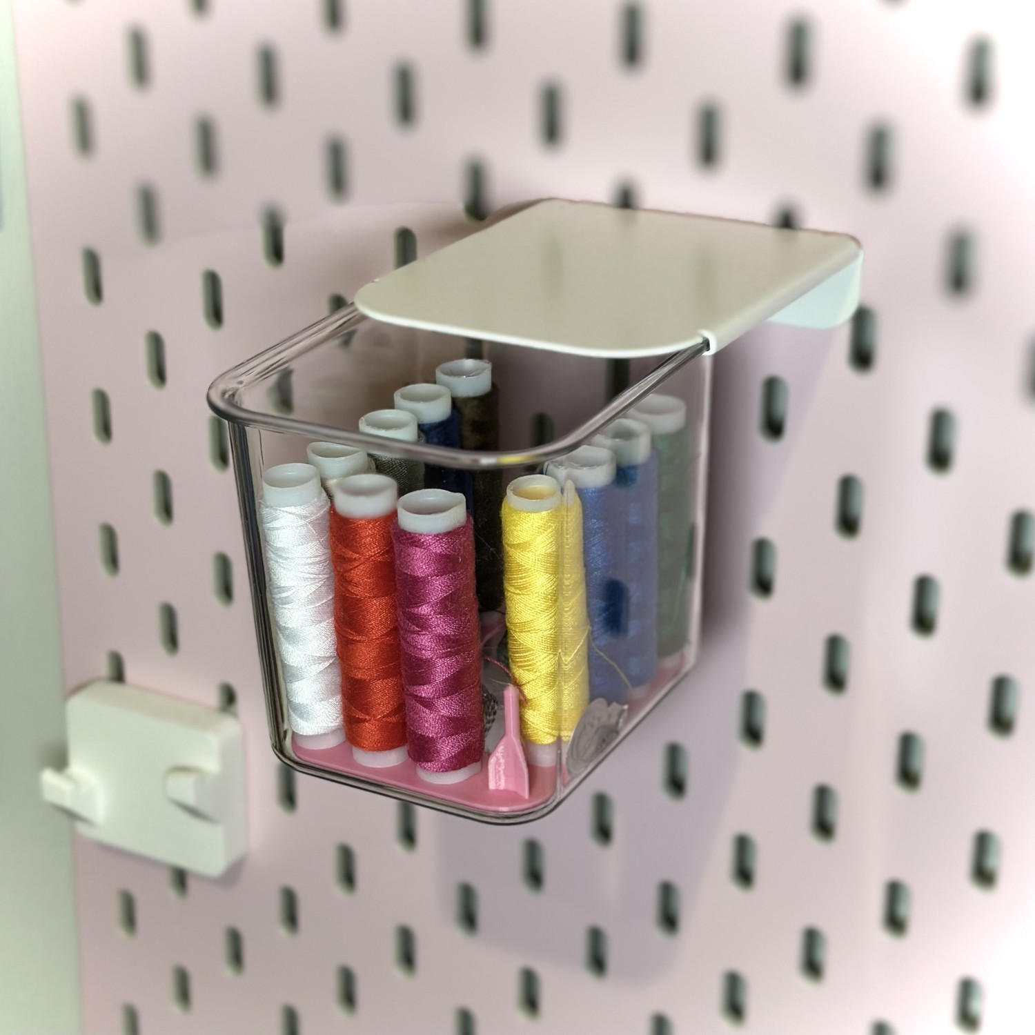 Threaded spool insert for Skådis container